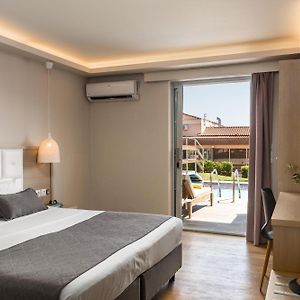 Deluxe Kamer met een King Size Bed en Uitzicht op het Zwembad